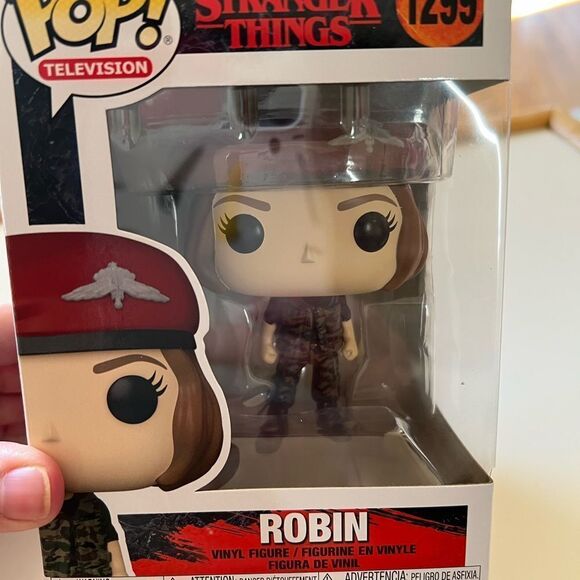 Funko Pop Stranger Things ROBIN the HUNTER S4 Vinyl Figure - Picture 3 of 7